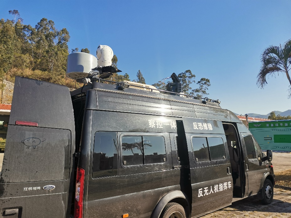 Fahrzeugmontiertes Drohnen-Gegenmaßnahmensystem