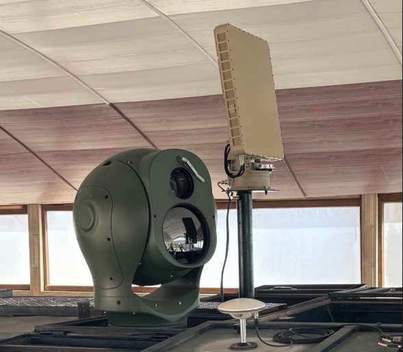 Am Fahrzeug montiertes Drohnenabwehrsystem2